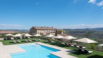 Innenpool, Außenpool (je nach Saison geöffnet), Liegestühle