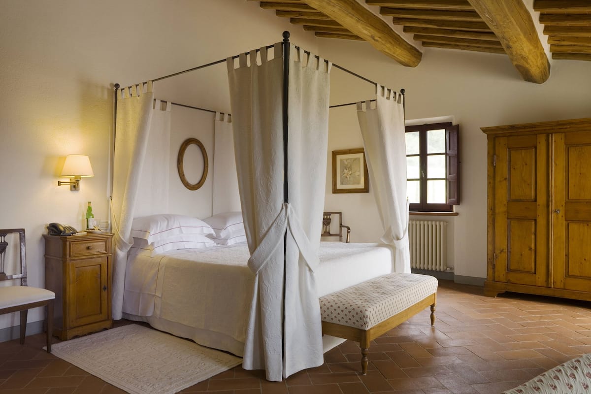 deluxe room | hypo-allergenic bedding, minibar, in-room safe, individually furnished