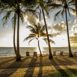 Na praia, barracas de praia de cortesia, espreguiçadeiras, guarda-sóis