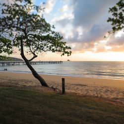 Na praia, barracas de praia de cortesia, espreguiçadeiras, guarda-sóis