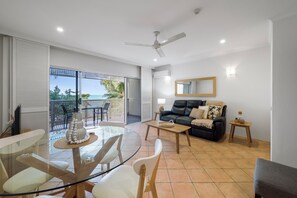 Suíte, 1 quarto | Área de estar | TV de tela plana 38 polegadas com canais digitais, TV LCD