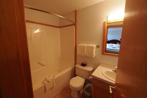 Bañera con ducha, bañera profunda, artículos de tocador gratuitos