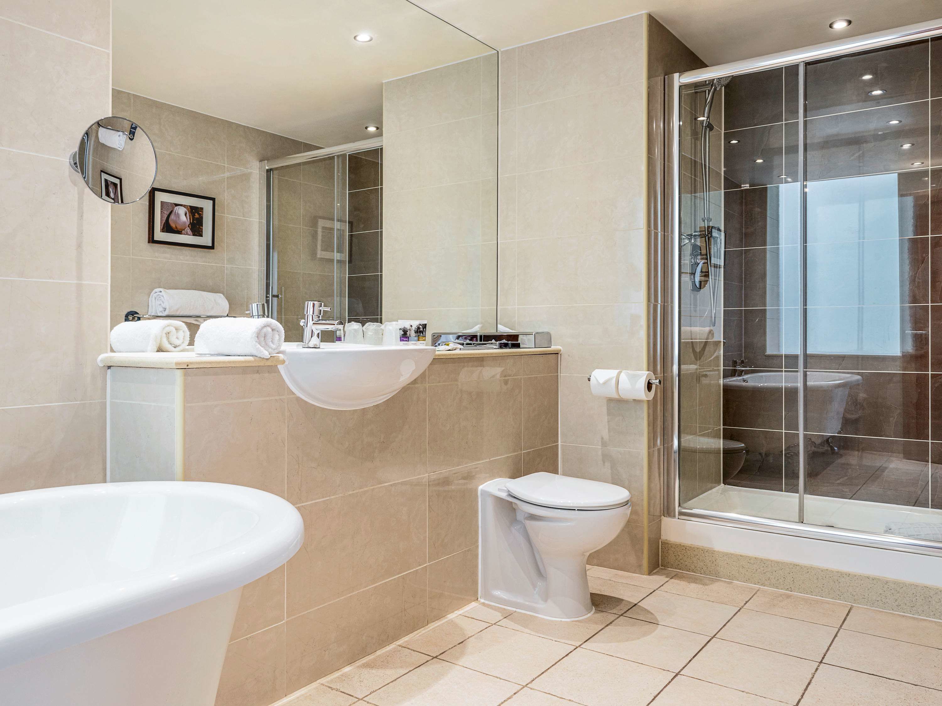 Superior-Zimmer, 1 King-Bett (Spacious) | Badezimmer | Dusche, umweltfreundliche Kosmetikartikel, Haartrockner, Handtücher
