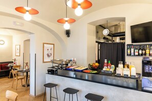 Daily continental breakfast (CZK 185 per person)