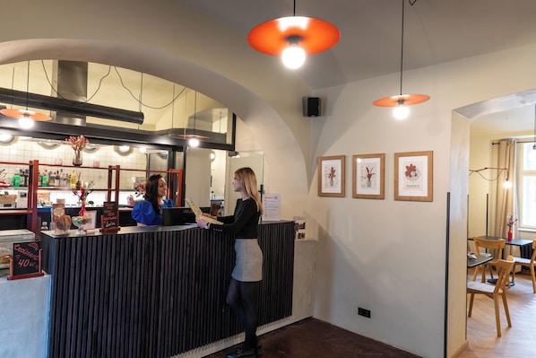 Reception - Sir Toby's Midtown - Hostel (Prague)