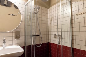 6-Bed Mixed Dormitory, Bunk Bed | Regadera en el baño