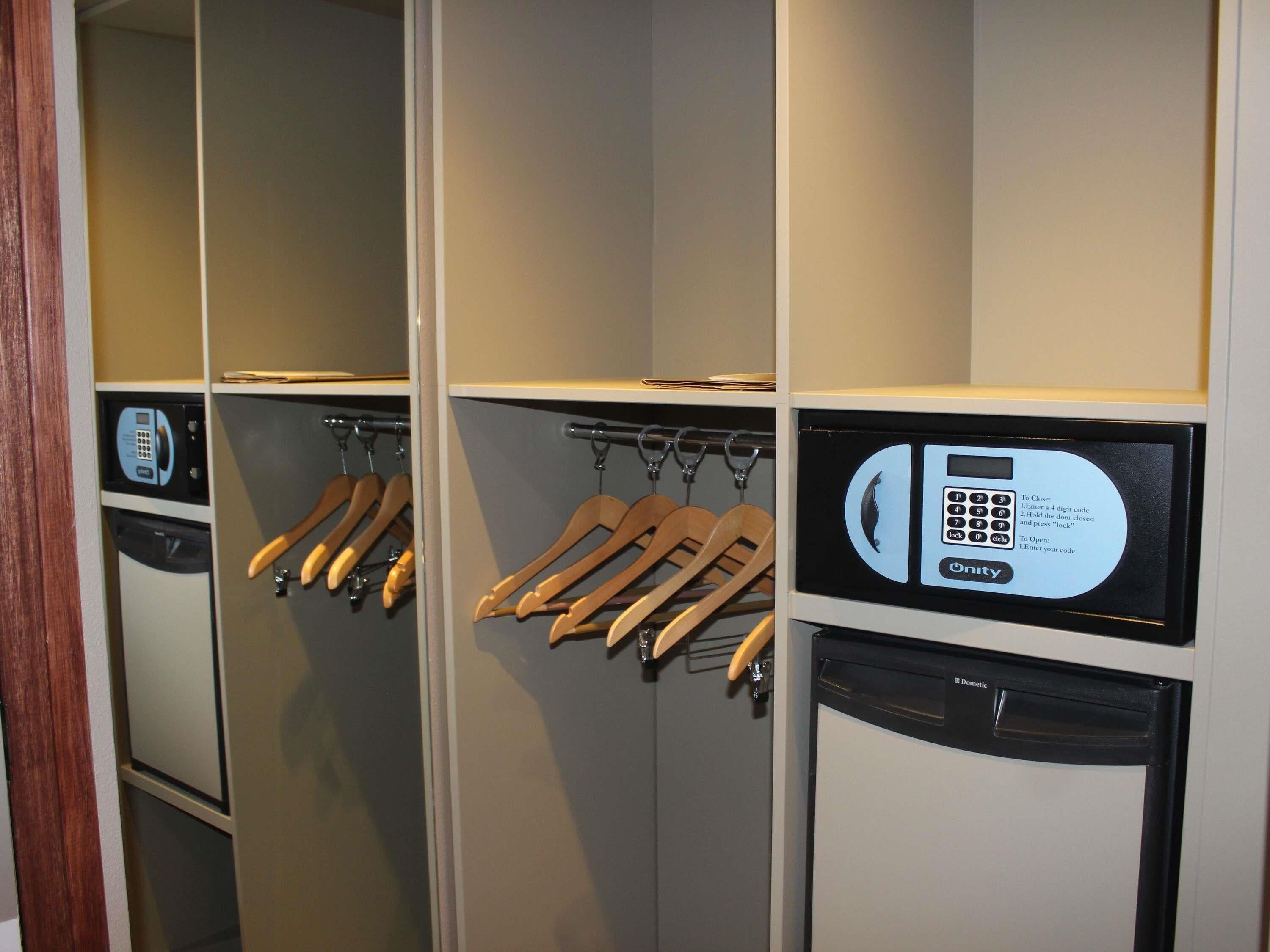 premium bedding, pillow-top beds, in-room safe, desk