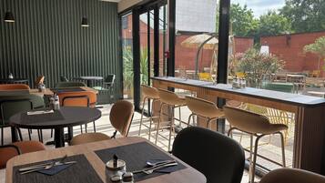 Petit déjeuner buffet (19.00 EUR par personne)