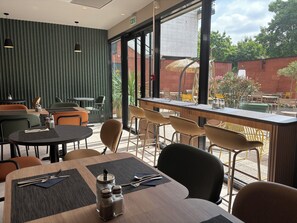 Dagelijks ontbijtbuffet (EUR 19.00 per persoon)