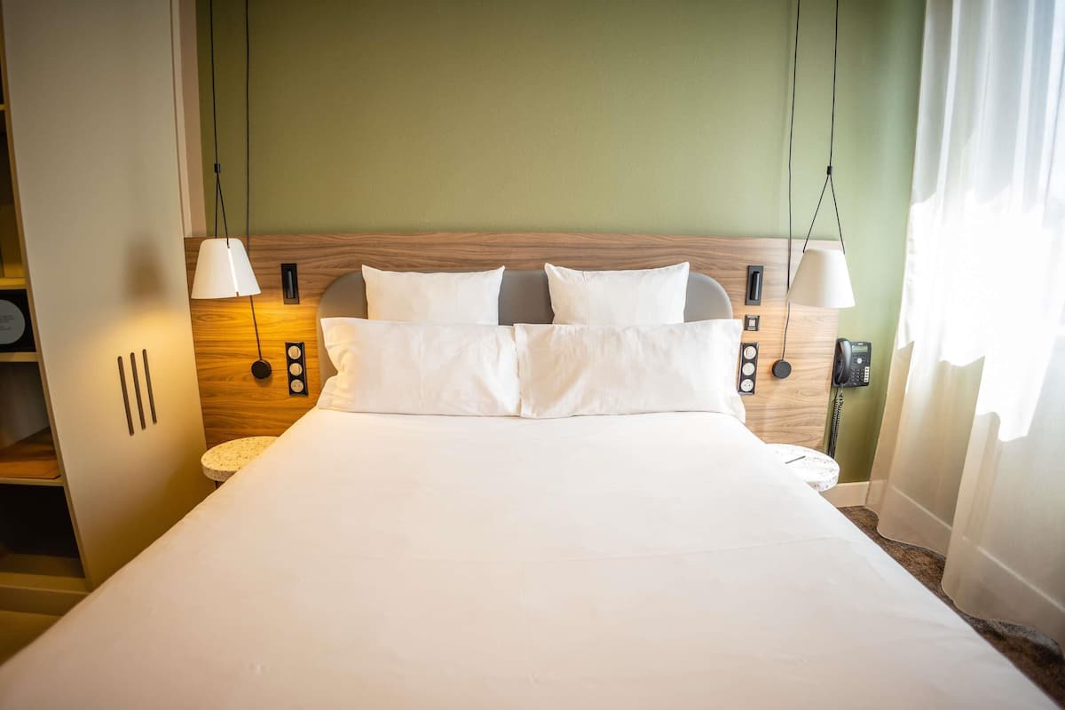 Luxe beddengoed, pillowtop-bedden, een kluis op de kamer, een bureau