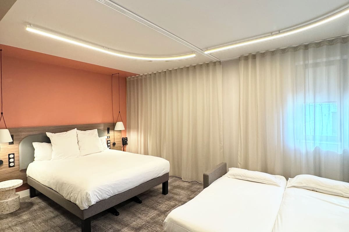 Superior suite, meerdere bedden | Luxe beddengoed, pillowtop-bedden, een kluis op de kamer, een bureau