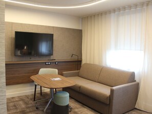 أغطية فراش متميزة وأسرّة بطبقة علوية مريحة وخزنة داخل الغرفة ومكتب