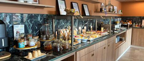 Dagelijks ontbijtbuffet (EUR 19.00 per persoon)