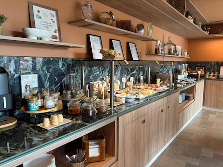 Πρωινό σε μπουφέ καθημερινά (19.00 EUR/άτομο)