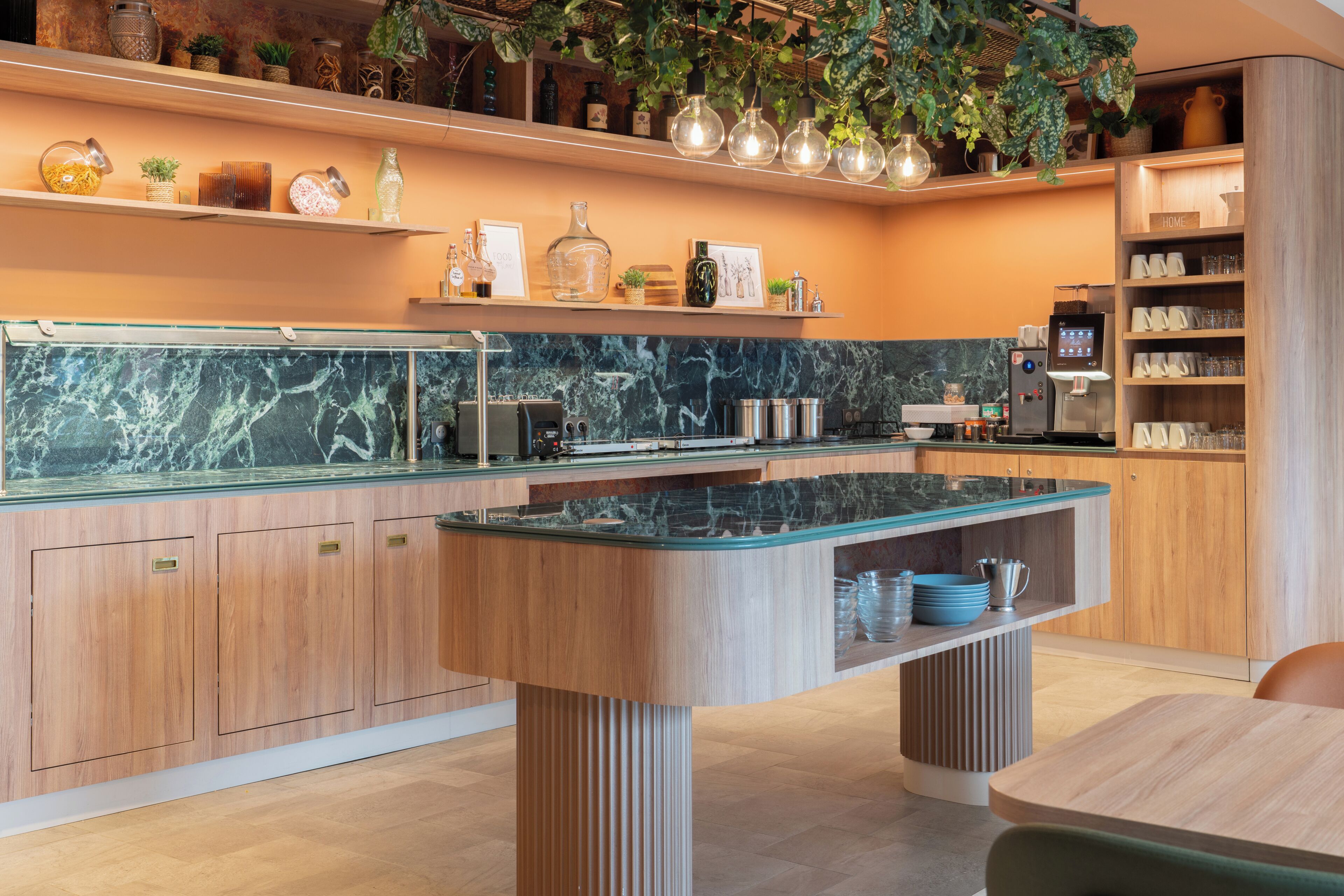 Una cocina moderna con encimera de mármol, armarios de madera y una isla central.