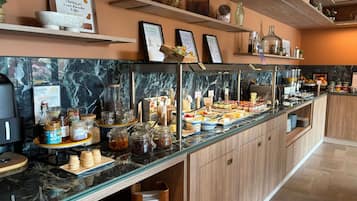 Tägliches Frühstücksbuffet (19.00 EUR pro Person)