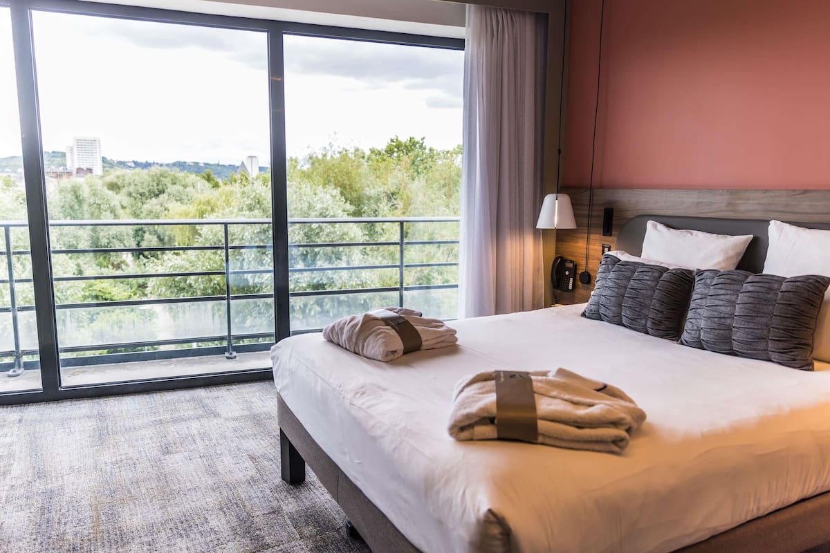 Executive Suite | Premium bedding, pillowtop beds, in-room safe, desk