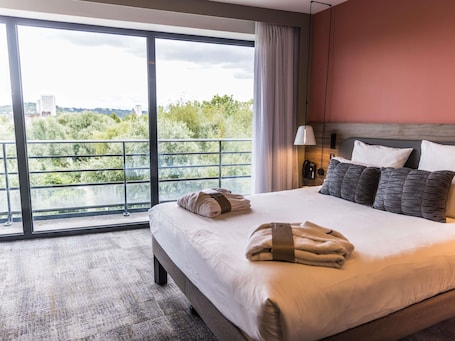 Suite ejecutiva | Ropa de cama de alta calidad y colchones con acolchado adicional. Novotel Suites Rouen Normandie