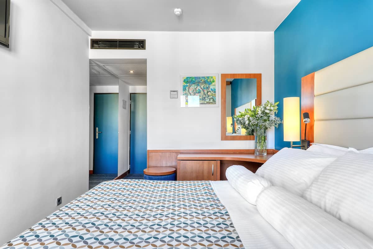 Hypo-allergenic bedding available, minibar, in-room safe