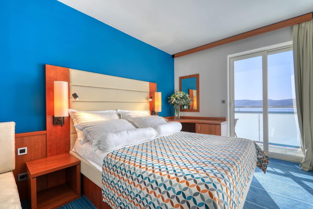 Superior tweepersoonskamer, balkon (Sea View) | Hypoallergeen beddengoed, een minibar, een kluis op de kamer, een bureau