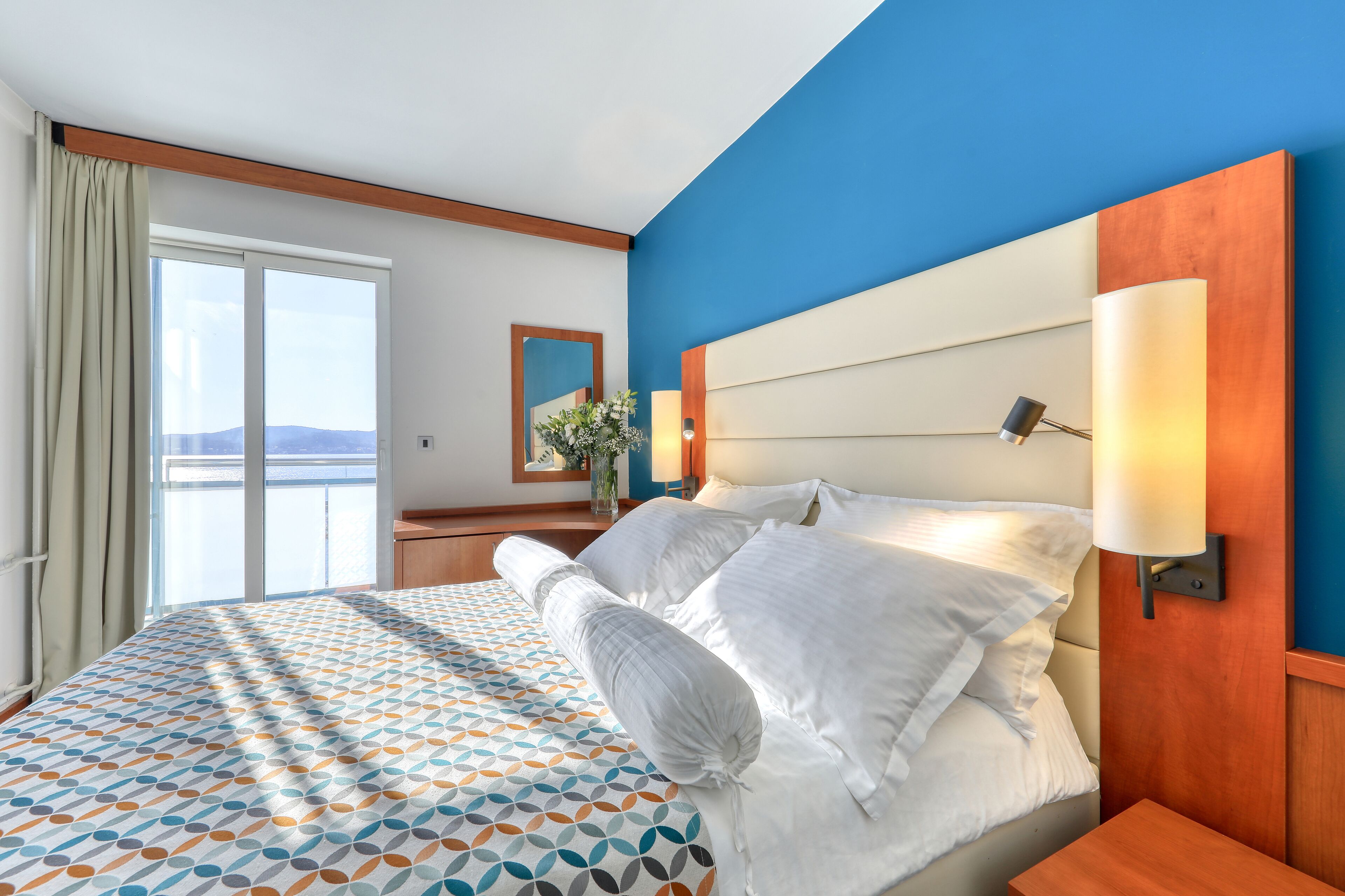 Hypo-allergenic bedding, minibar, in-room safe, desk