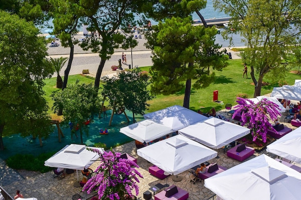 Bar junto a la piscina