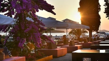 Quầy bar trên bãi biển