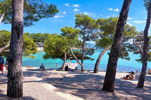 On the beach, white sand, sun loungers, beach umbrellas - Hotel Ilirija (Biograd na Moru)