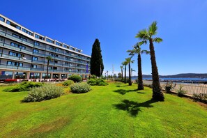 Vista frontal de la propiedad