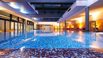 Innenpool, Außenpool (je nach Saison geöffnet), Sonnenschirme