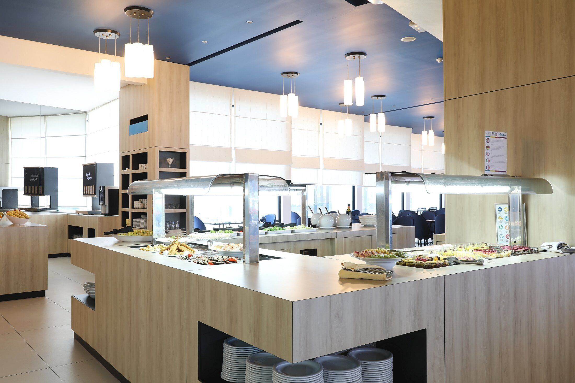 Een moderne buffetopstelling met verschillende food stations en een strak, modern design.