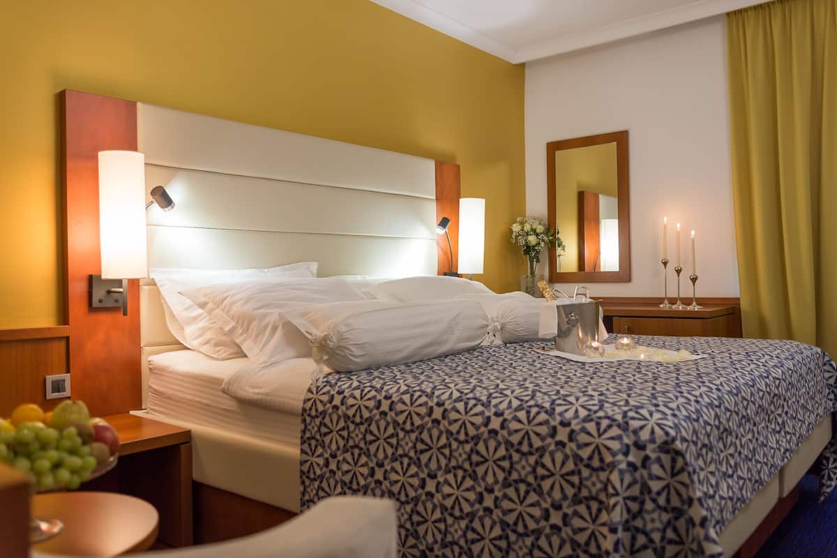 Minibar, coffres-forts dans les chambres, bureau, rideaux occultants