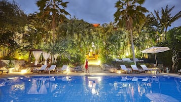 Piscine extérieure, parasols de plage, chaises longues
