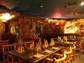 4 restaurants, lunch served