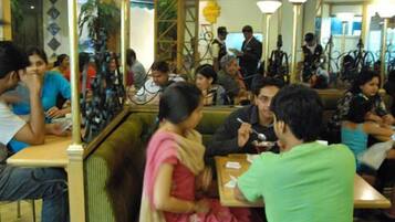 4 restaurants, lunch served