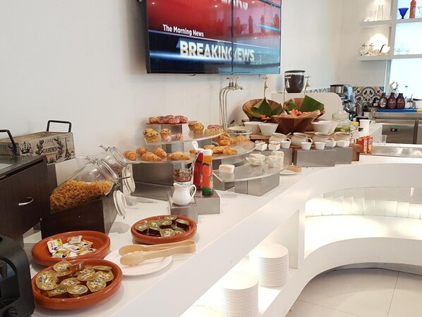 4 restaurants, serveren lunch