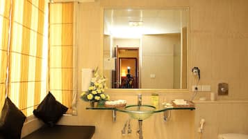 Een douche, een regendouche, gratis toiletartikelen, een haardroger