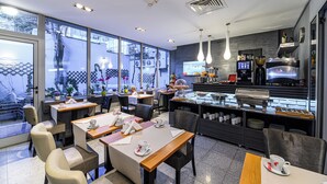 Bữa sáng buffet hàng ngày với phụ phí nhỏ 