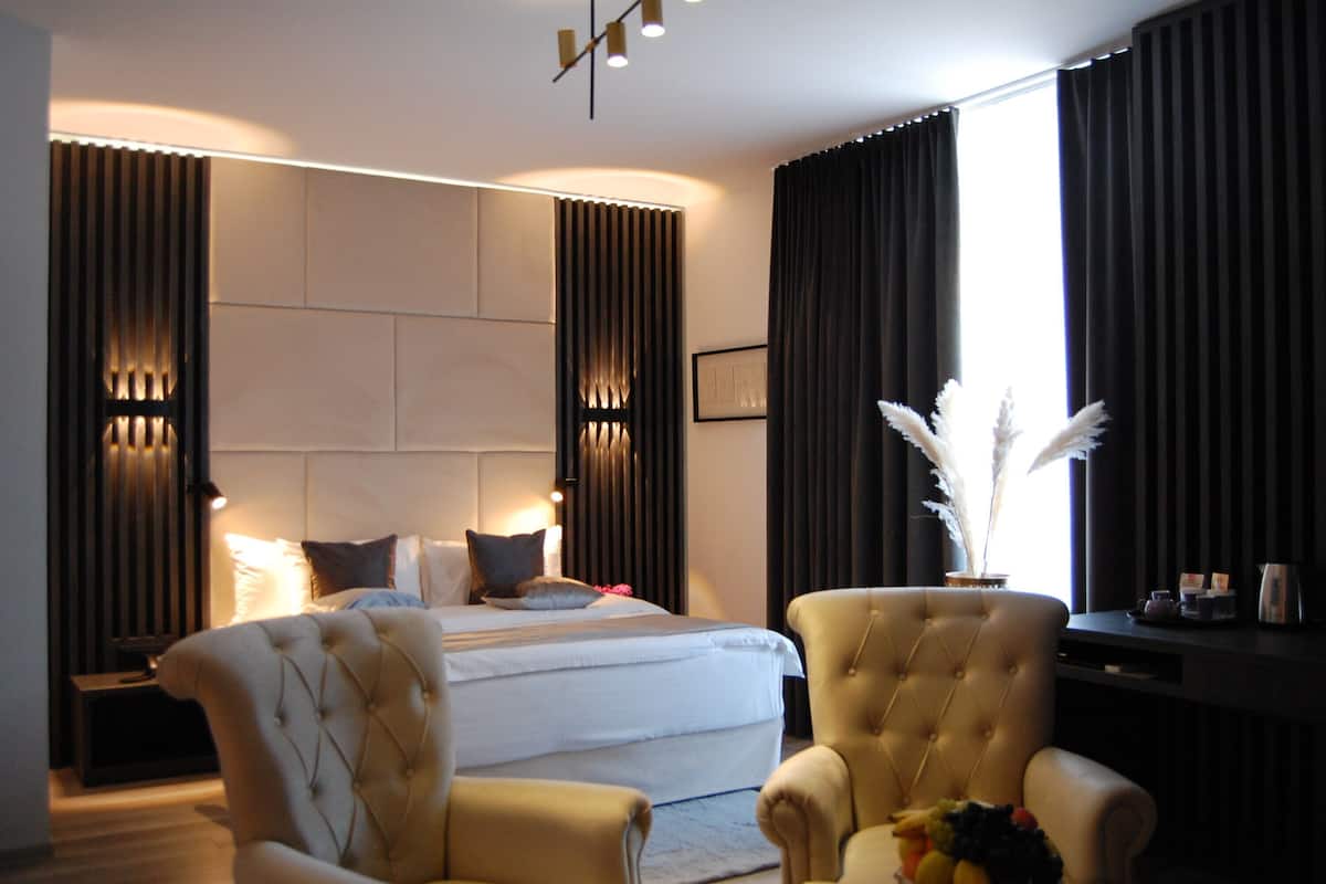 Junior suite (1 wine bottle,-10% in nearby RSTRNT) | Privékeuken | Een koffiezetapparaat/waterkoker, een waterkoker