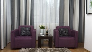 81-cm LED TV with digital channels, TV - Unique Boutique  (Bucharest)