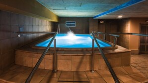 A hot tub area with a metal railing and a view of the pool. - Hotel Màgic Ski by Nexta (La Massana)