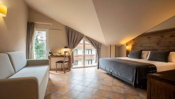 Superior-Vierbettzimmer | Minibar, Zimmersafe, Schreibtisch, laptopgeeigneter Arbeitsplatz