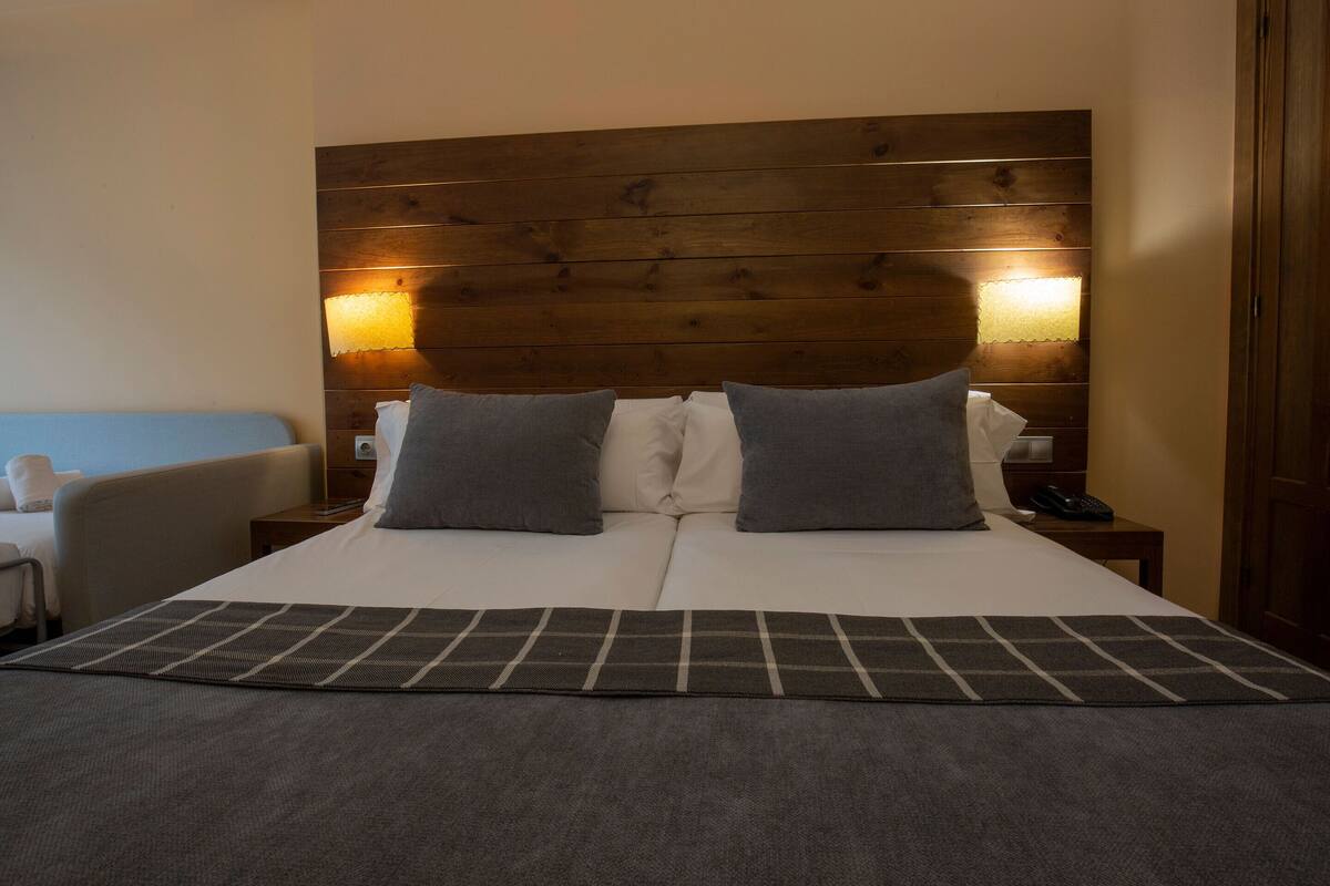 minibar, in-room safe, desk, laptop workspace