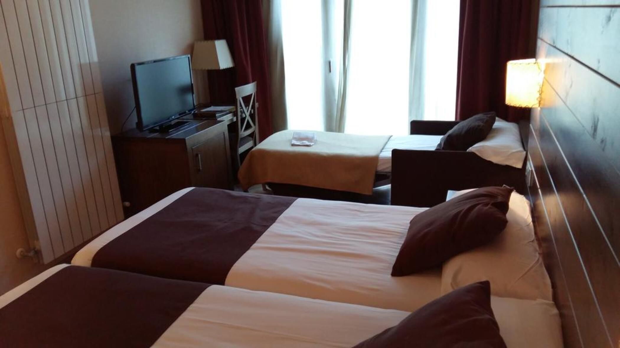 Een minibar, een kluis op de kamer, een bureau, een laptopwerkplek