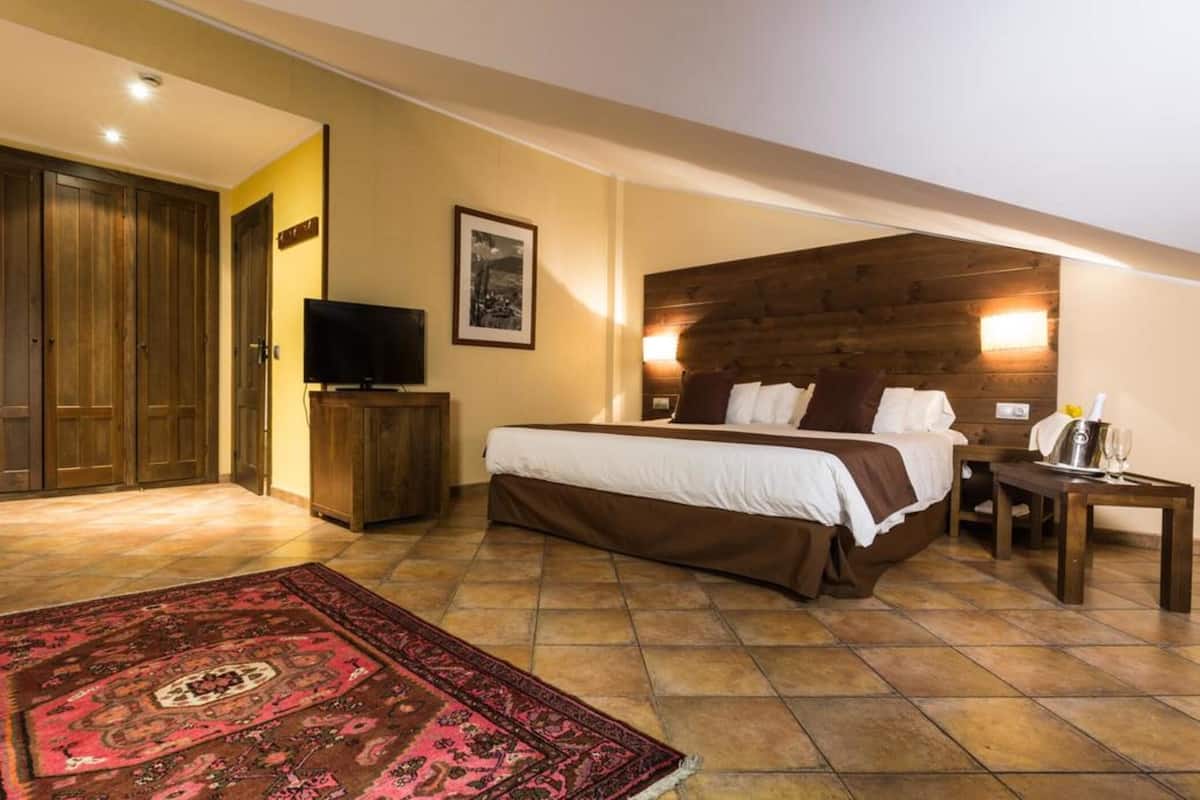 Minibar, in-room safe, desk, laptop workspace