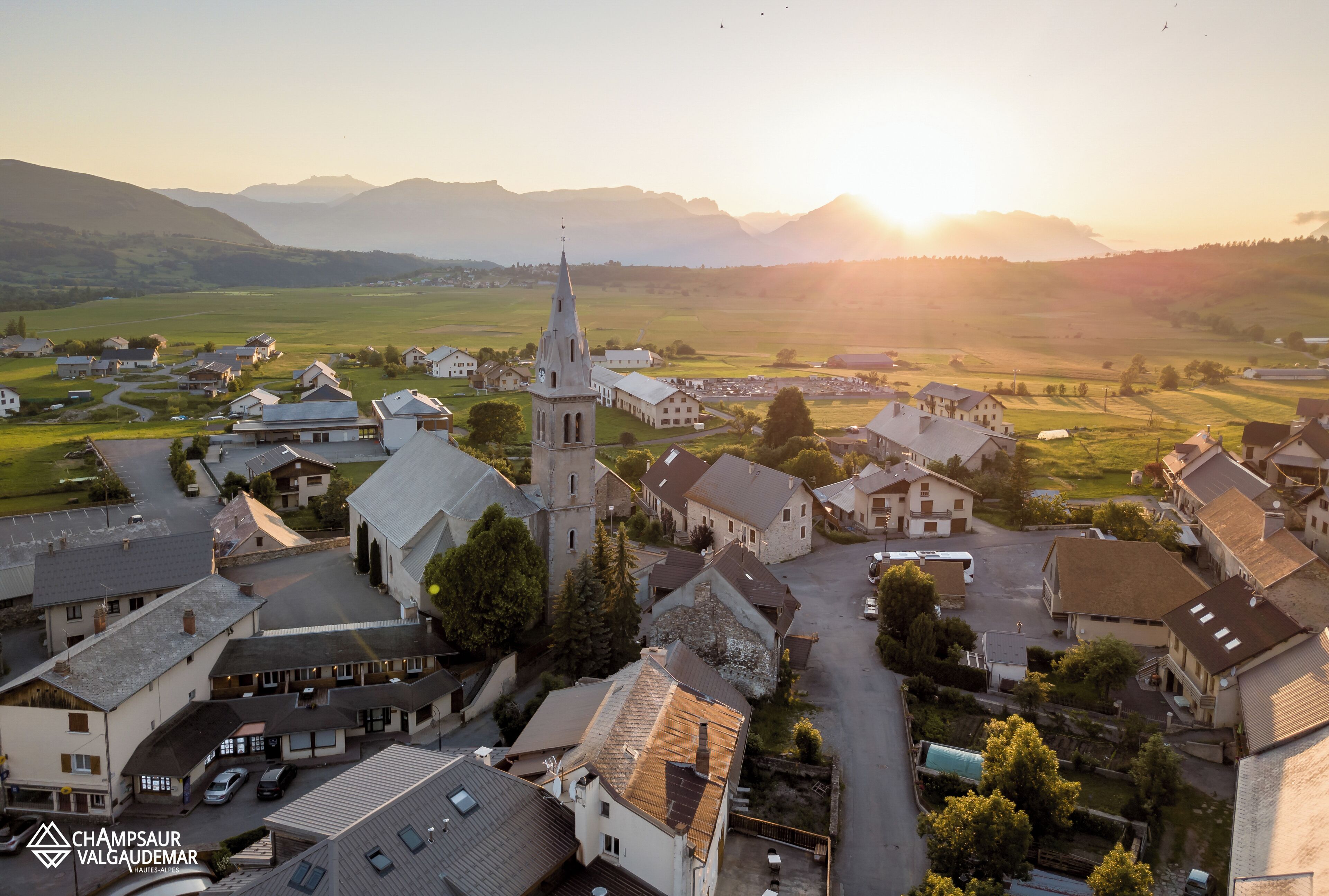 Un village qui se distingue par son église imposante, ses maisons et la vue dégagée qu’il offre sur le paysage environnant.