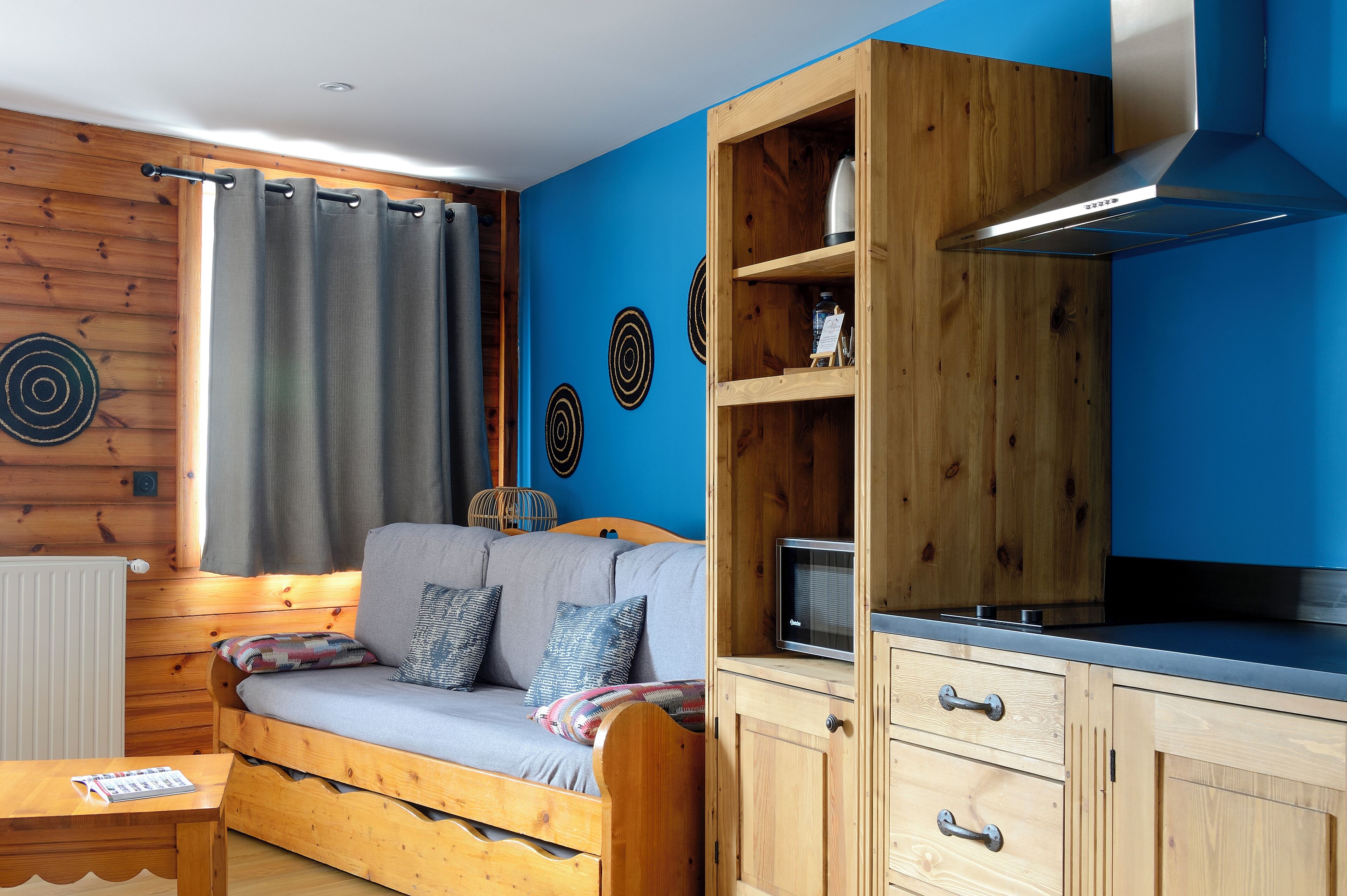 executive suite | living area | 80-cm flat-screen tv with satellite channels, tv