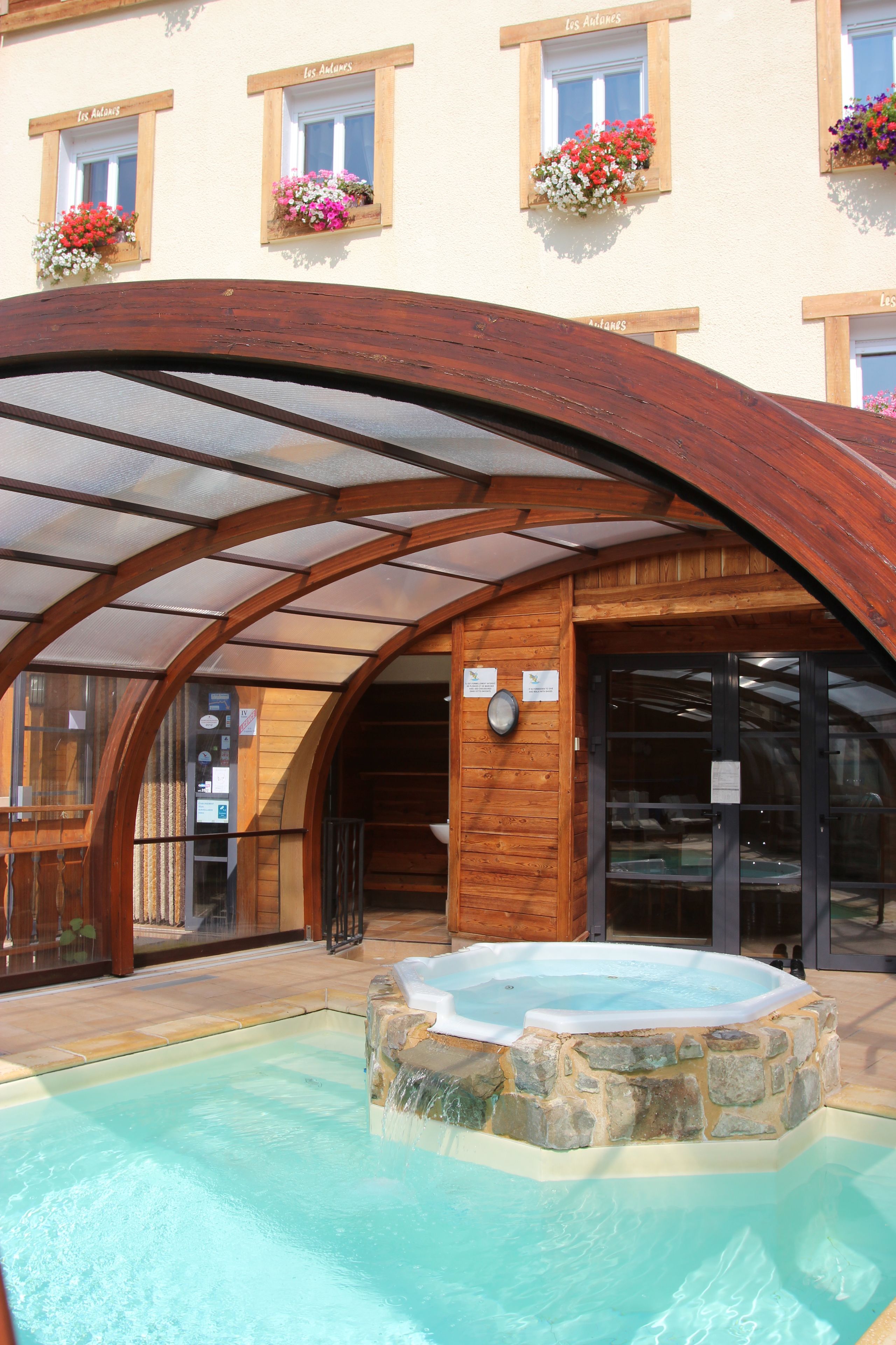 Piscine couverte, piscine extérieure, chaises longues