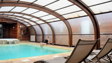 Piscine couverte, piscine extérieure, chaises longues