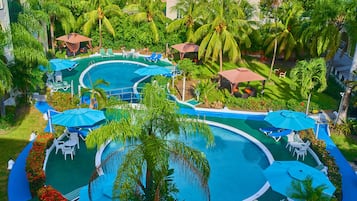 2 udendørs pools, åben fra kl. 07.00 til kl. 21.00, parasoller